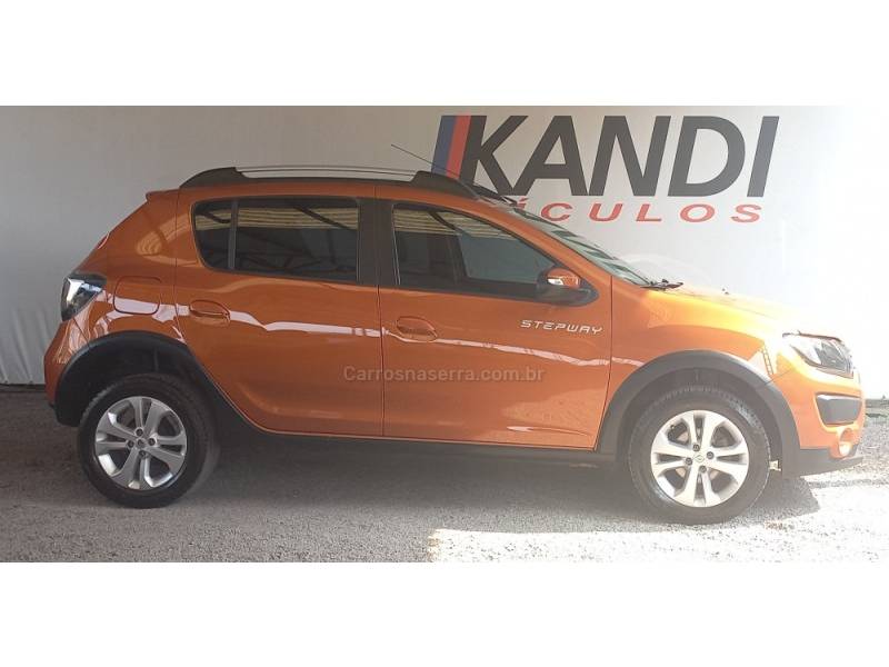 RENAULT - SANDERO - 2014/2015 - Laranja - R$ 45.800,00