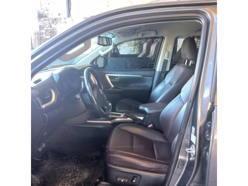 TOYOTA - HILUX SW4 - 2019/2019 - Cinza - R$ 229.900,00