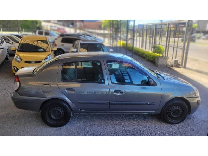 RENAULT - CLIO - 2005/2005 - Cinza - R$ 9.900,00