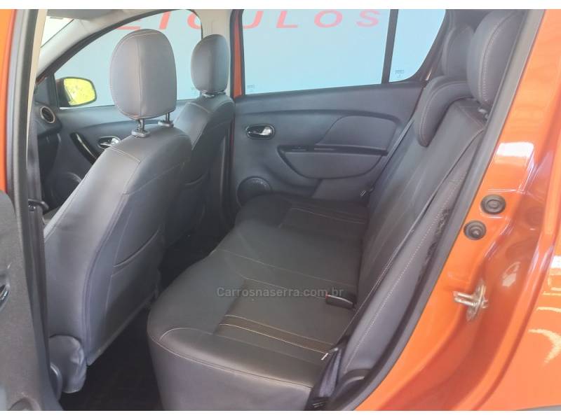 RENAULT - SANDERO - 2014/2015 - Laranja - R$ 45.900,00