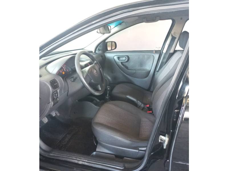 CHEVROLET - CORSA - 2010/2011 - Preta - R$ 31.400,00