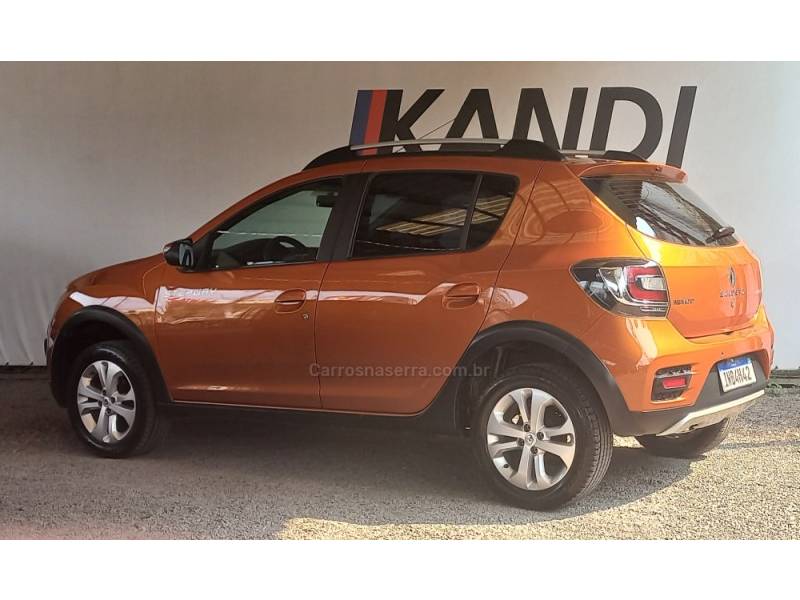 RENAULT - SANDERO - 2014/2015 - Laranja - R$ 45.800,00