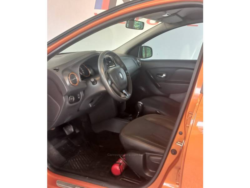 RENAULT - SANDERO - 2014/2015 - Laranja - R$ 45.800,00