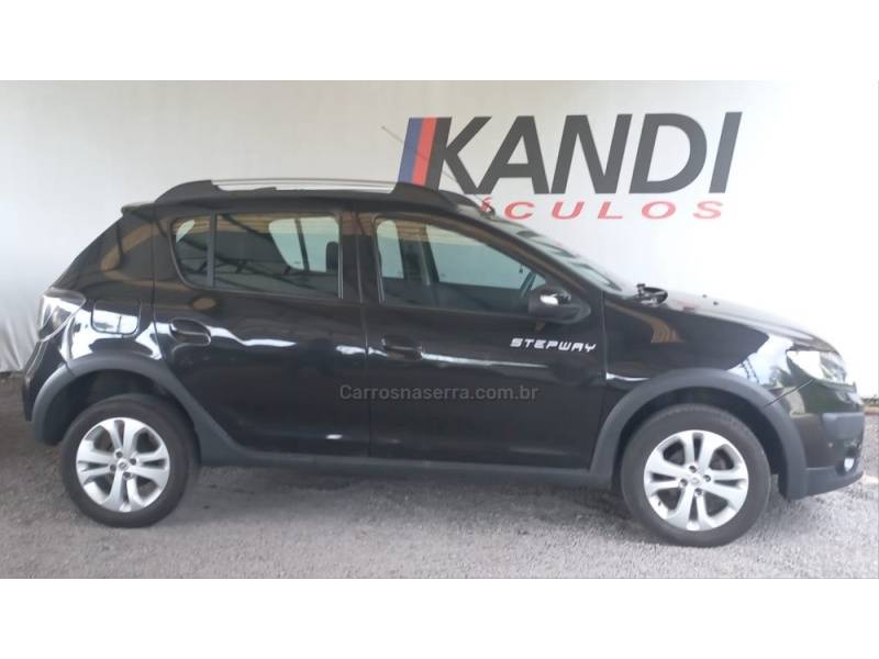 RENAULT - SANDERO - 2016/2017 - Preta - R$ 47.500,00