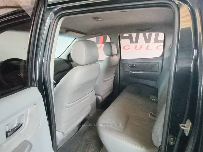 TOYOTA - HILUX - 2010/2011 - Preta - R$ 110.000,00