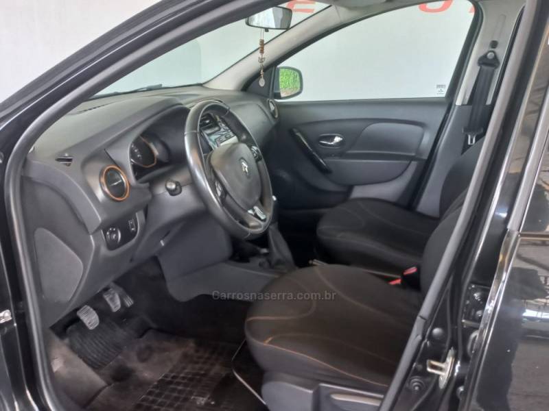 RENAULT - SANDERO - 2016/2017 - Preta - R$ 47.500,00