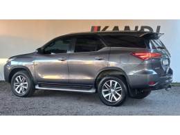 TOYOTA - HILUX SW4 - 2019/2019 - Cinza - R$ 229.900,00