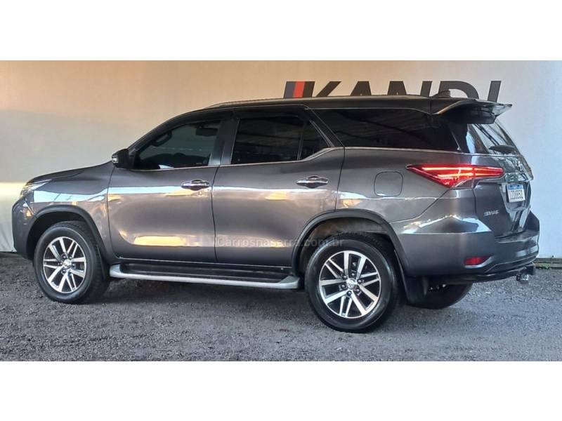 TOYOTA - HILUX SW4 - 2019/2019 - Cinza - R$ 229.900,00