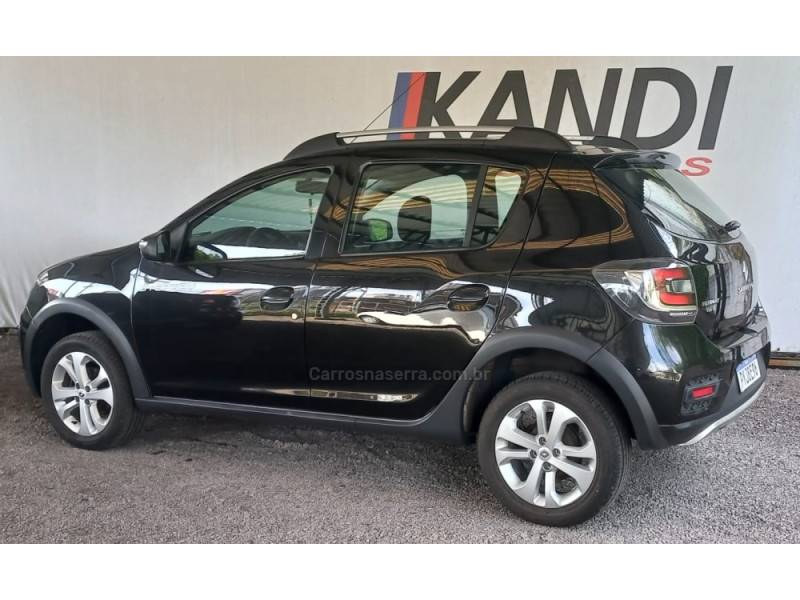 RENAULT - SANDERO - 2016/2017 - Preta - R$ 47.500,00
