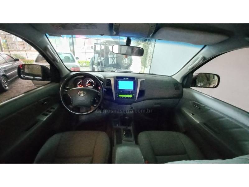 TOYOTA - HILUX - 2010/2011 - Preta - R$ 110.000,00