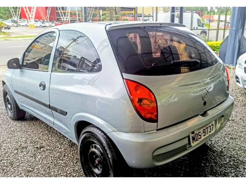 CHEVROLET - CELTA - 2005/2006 - Prata - R$ 17.900,00
