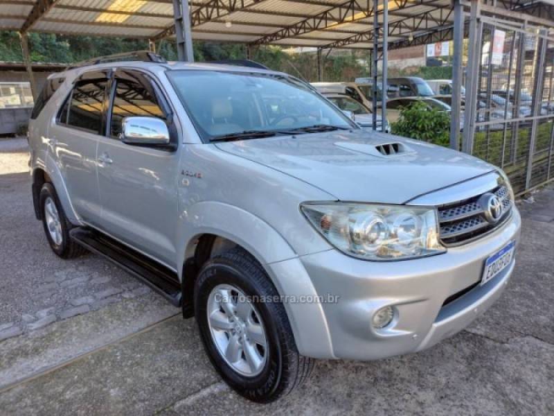 TOYOTA - HILUX SW4 - 2010/2010 - Prata - R$ 118.000,00