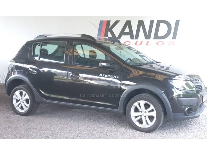 RENAULT - SANDERO - 2016/2017 - Preta - R$ 47.500,00