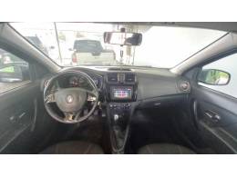 RENAULT - SANDERO - 2016/2017 - Preta - R$ 47.500,00