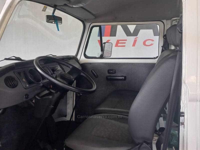 VOLKSWAGEN - KOMBI - 2013/2014 - Branca - R$ 53.000,00